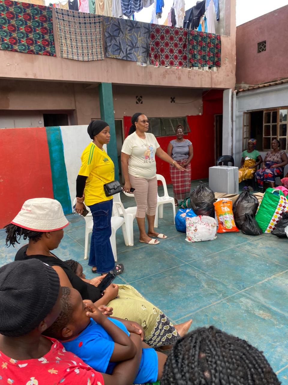 Representantes conversando com mulheres e famílias acolhidas