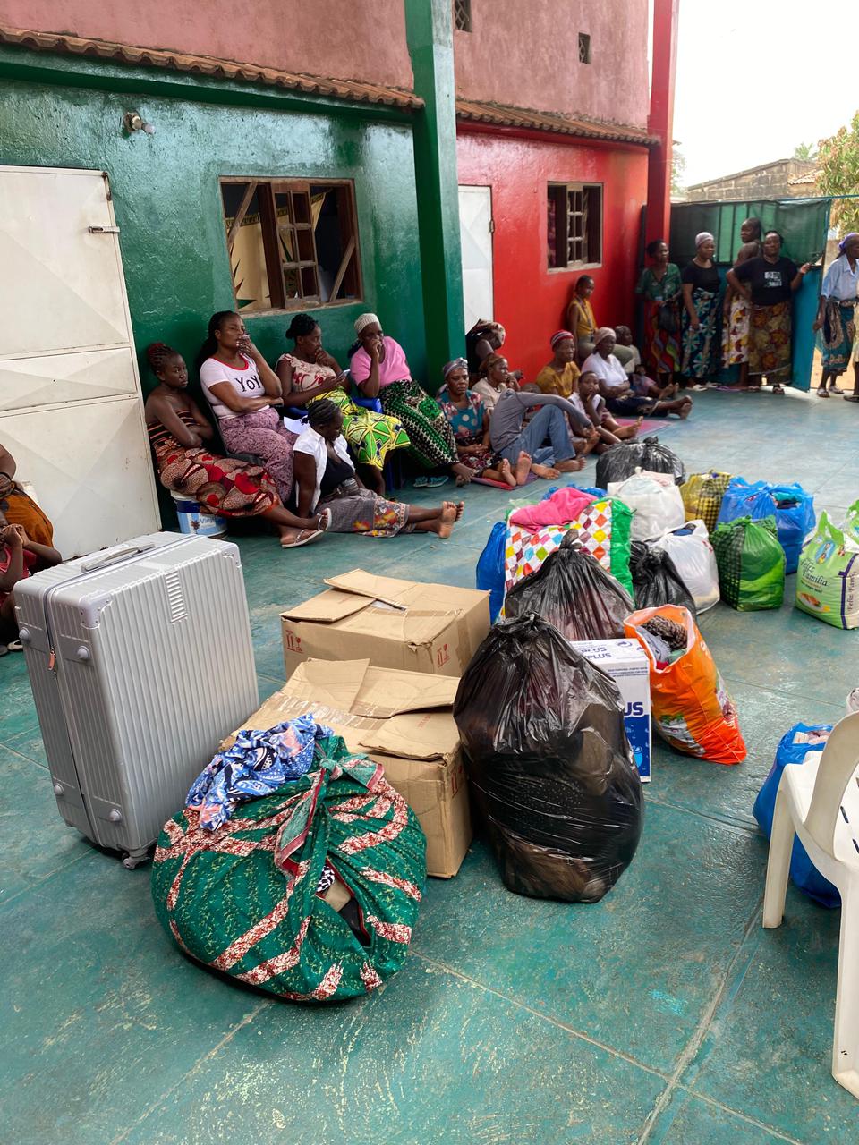 Comunidade sentada em roda durante ação de solidariedade
