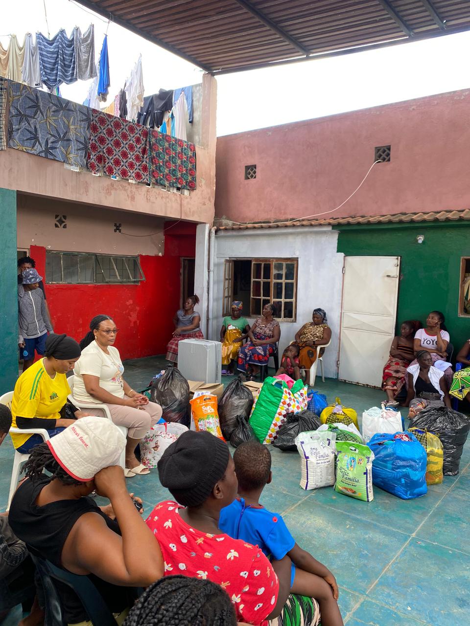 Famílias reunidas em torno dos bens doados