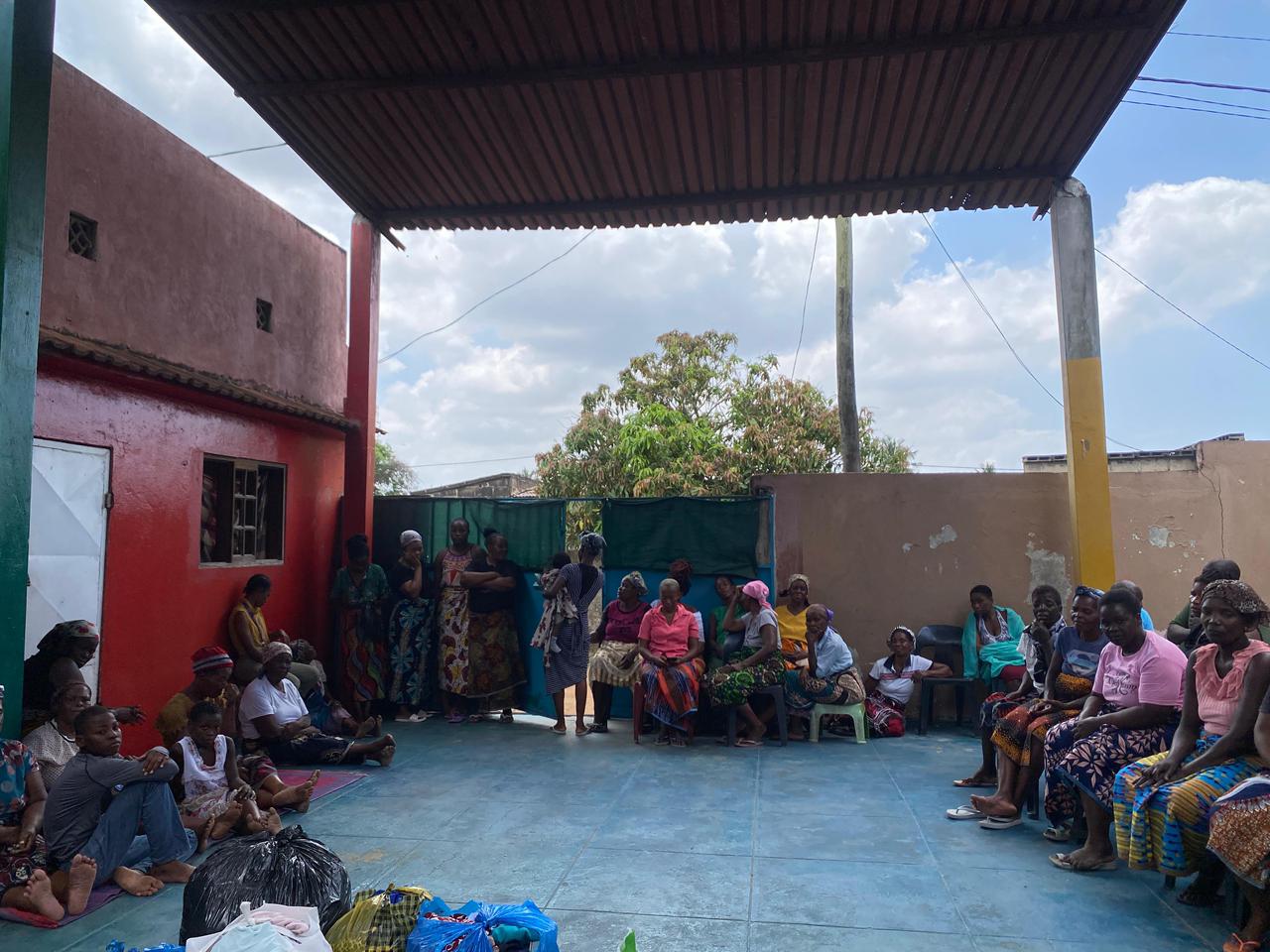 Mulheres e crianças reunidas no centro de acolhimento
